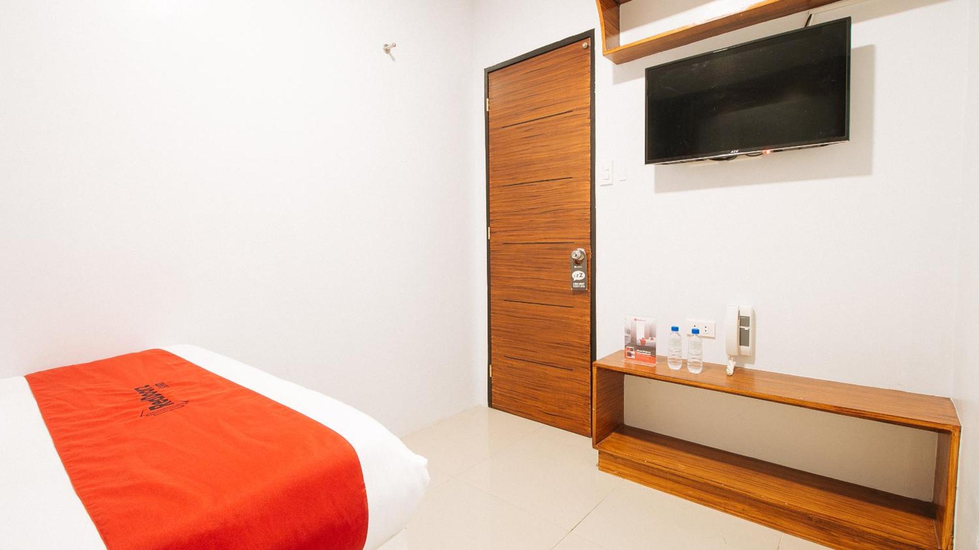 เรดดอร์ซ เนียร์ กียาโปเชิร์ช มะนิลา Hotel ภายนอก รูปภาพ